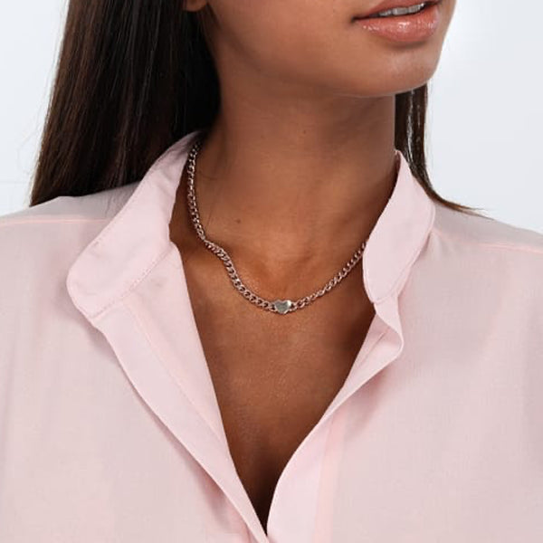 Model wearing LA PETITE STORY JEWELRY Mod. LPS10ASD10 necklace with pink blouse, showcasing elegant design.