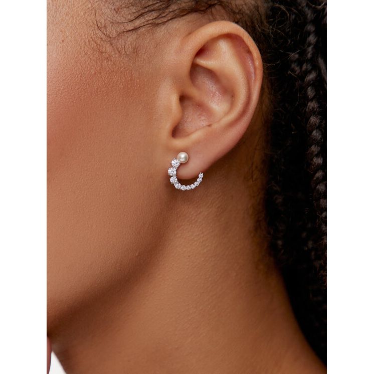 SWAROVSKI Mod. 5692260 earring on ear showcasing its elegant design.