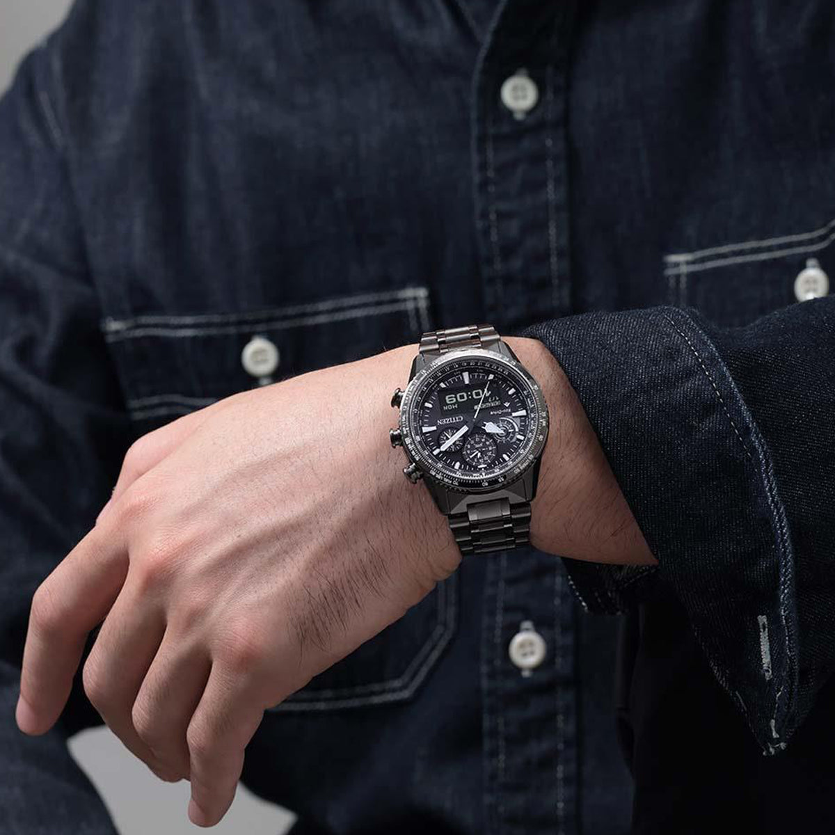 Person wearing TIMEX WATCHES Mod. TW2V86500 on wrist, denim shirt in the background