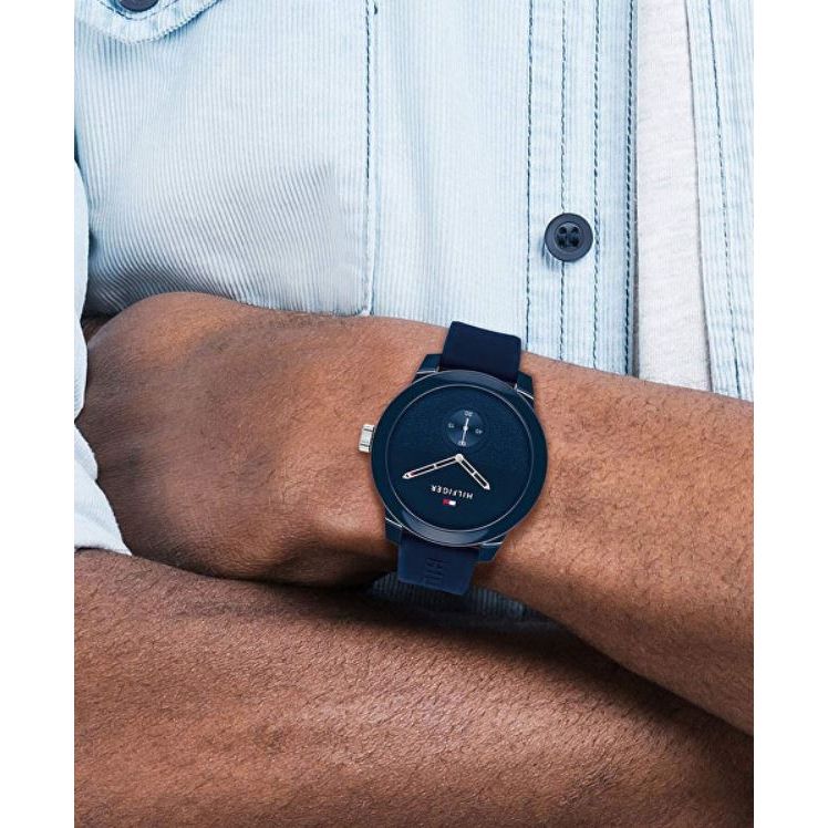 Man wearing Tommy Hilfiger Mod. 1791803 watch with quartz movement and multifunction features