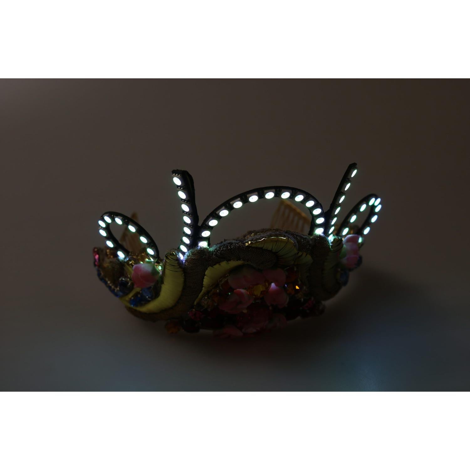 تاج كريستالي مذهل من دولتشي آند غابانا - ذهبي متعدد الألوان