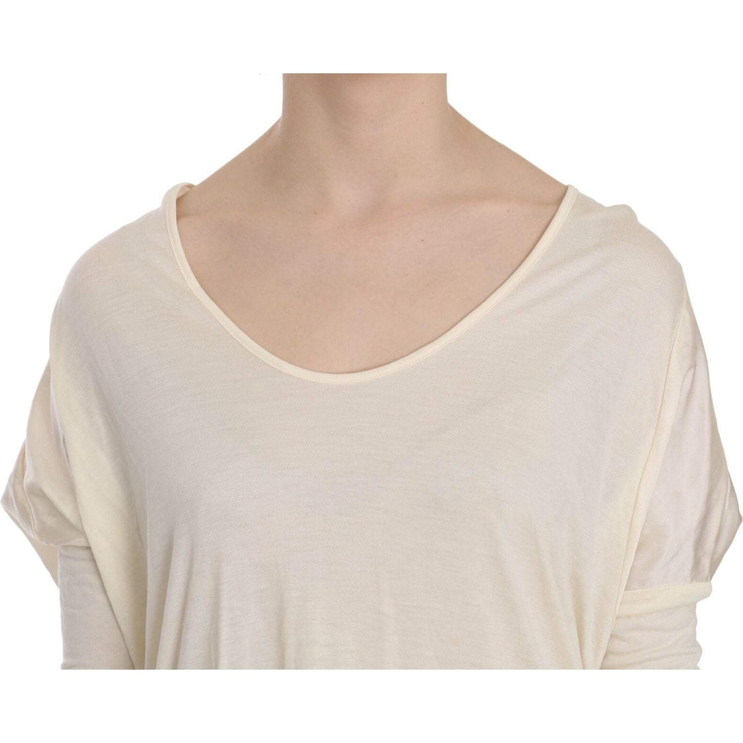 别致的奶油色 A 字型肘袖连衣裙