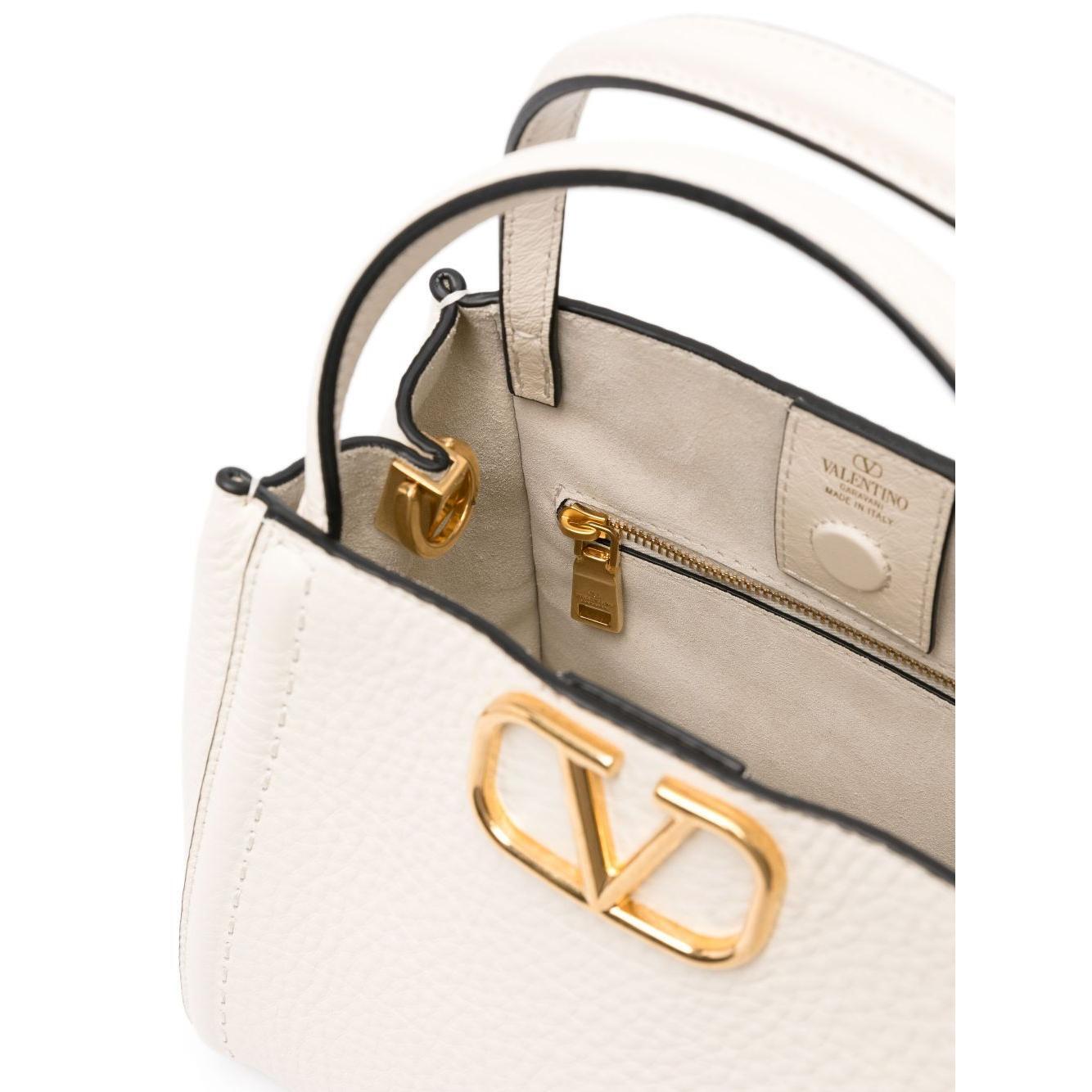 Front view with bag zipped and handles upright.