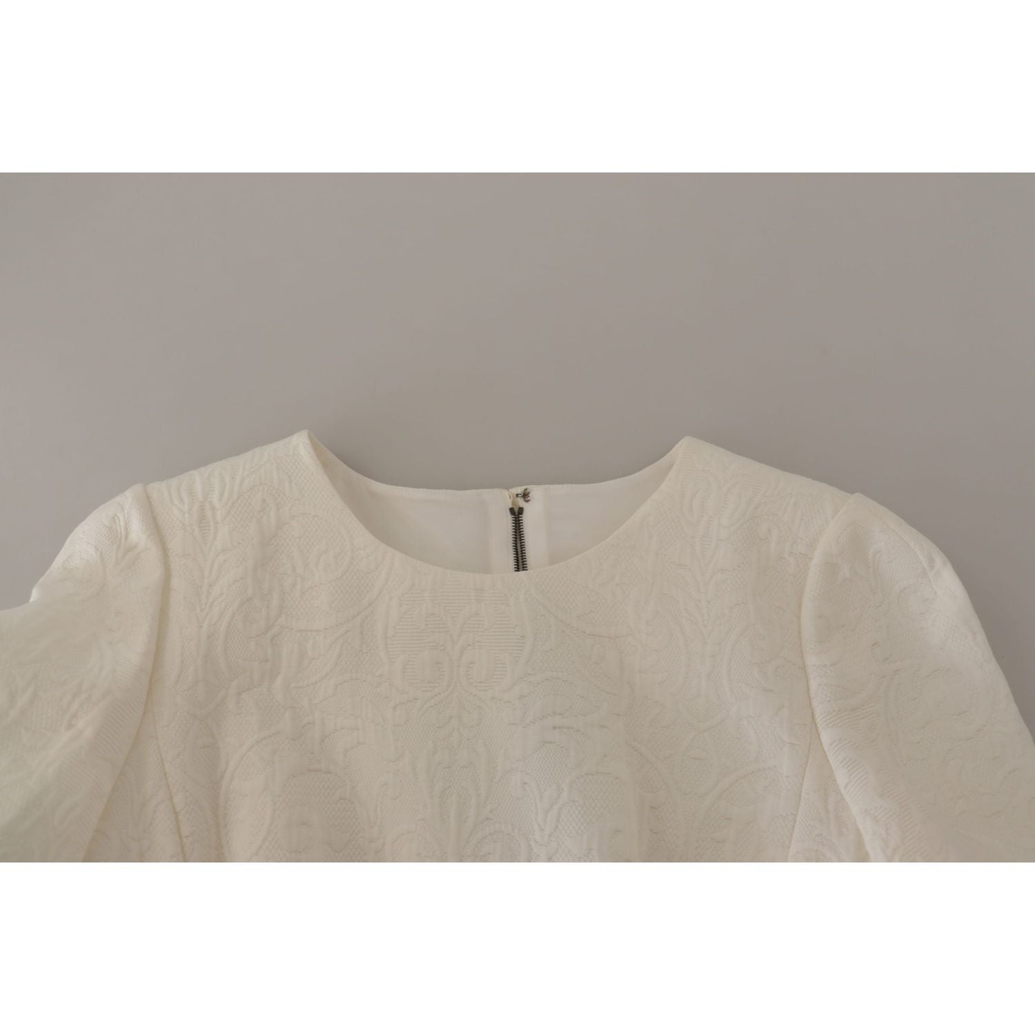 فستان متوسط ​​الطول من دولتشي آند غابانا من الجاكار باللون الأبيض