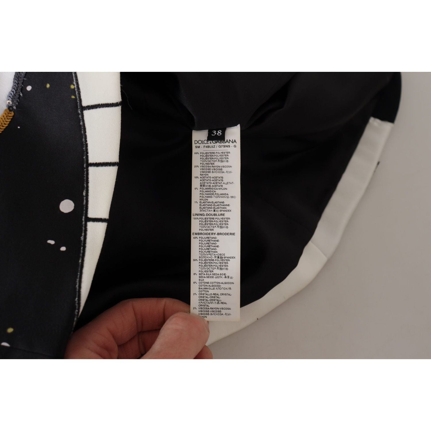 تنورة سوداء مطرزة بقصة A وخصر مرتفع من دولتشي آند غابانا