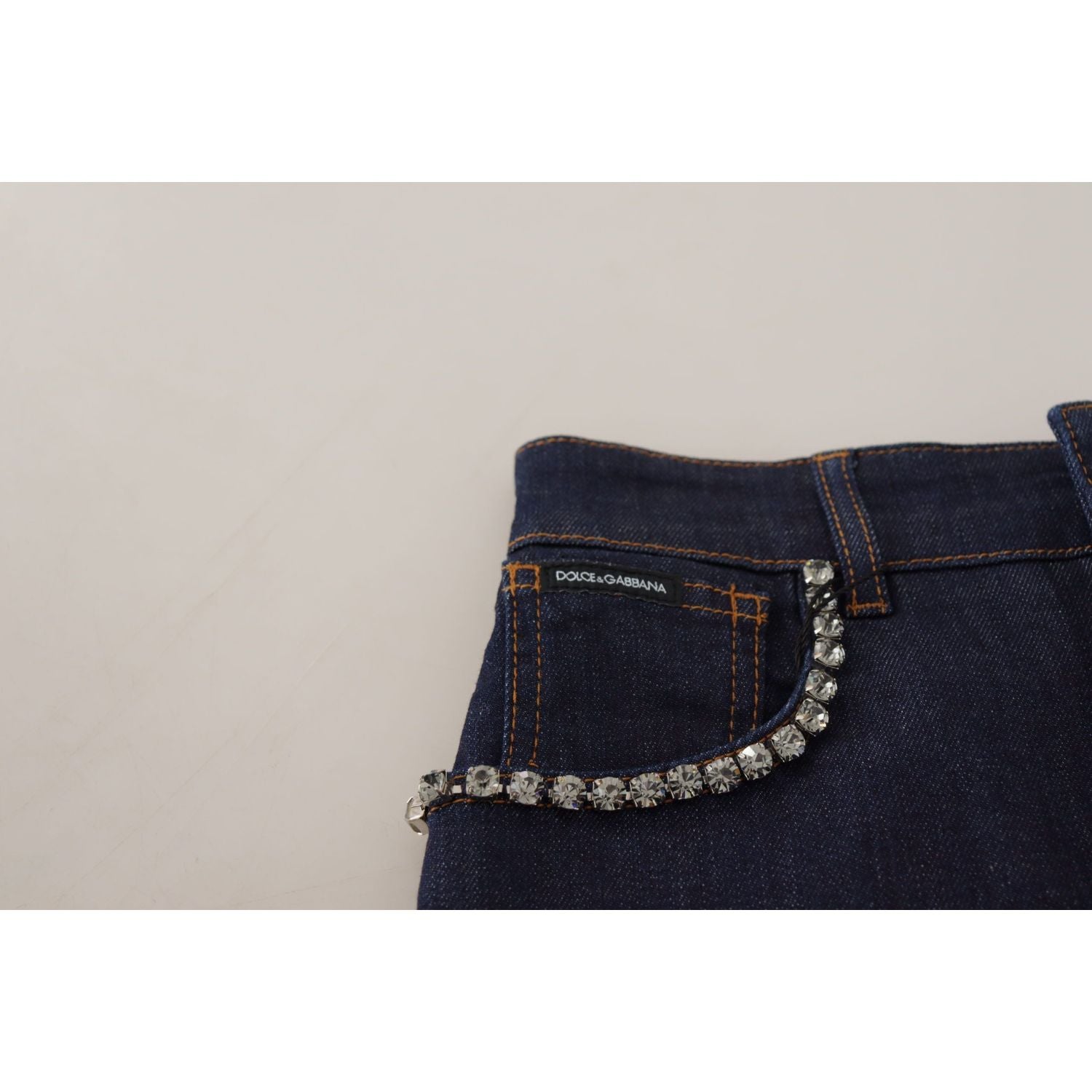 别致的高腰热裤短裤，带有水晶细节