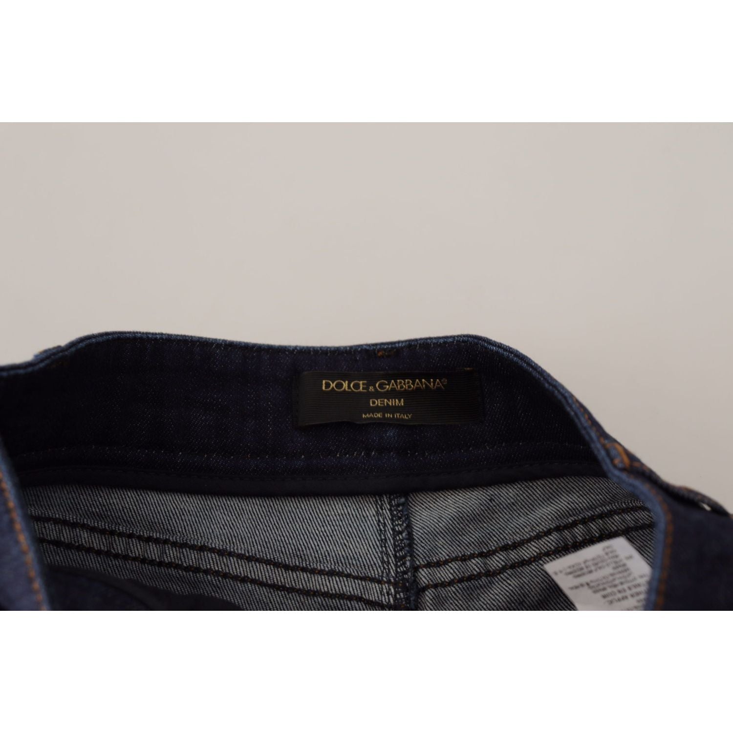 别致的高腰热裤短裤，带有水晶细节