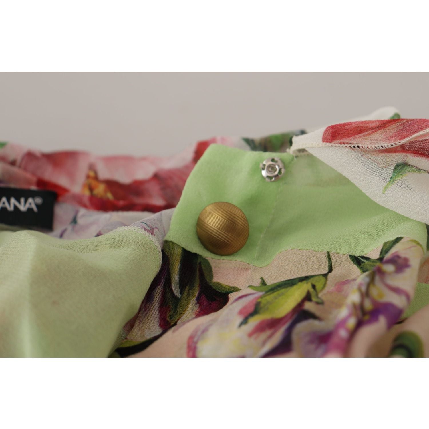 بلوزة من الحرير المزخرفة بالزهور الأنيقة من دولتشي آند غابانا