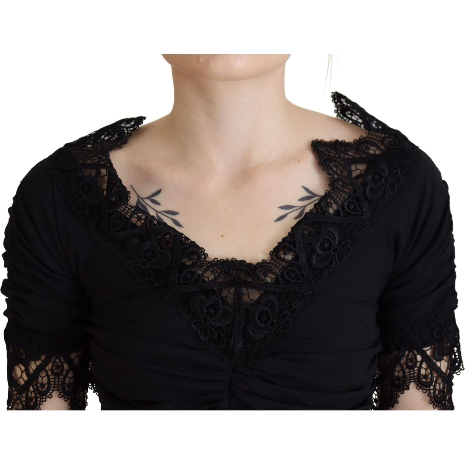 فستان دولتشي آند غابانا الأنيق بأكمام قصيرة وقصة ضيقة