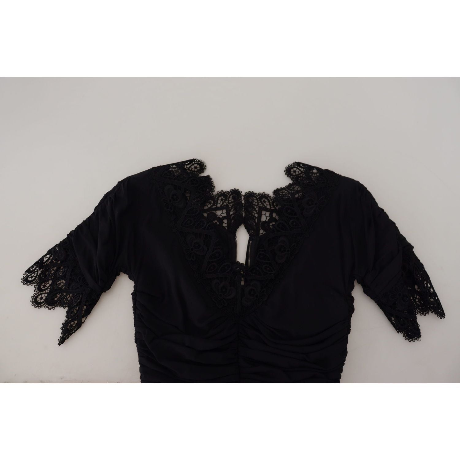 فستان دولتشي آند غابانا الأنيق بأكمام قصيرة وقصة ضيقة