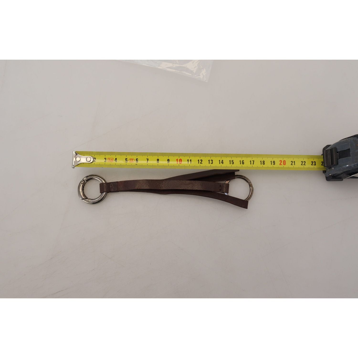 优雅黄铜和皮革钥匙扣饰品