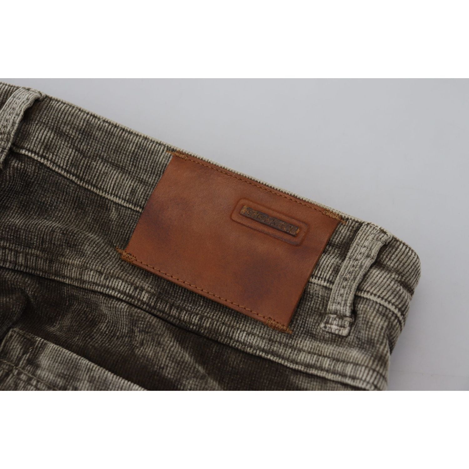 优雅的灰色灯芯绒裤子，现代气息十足