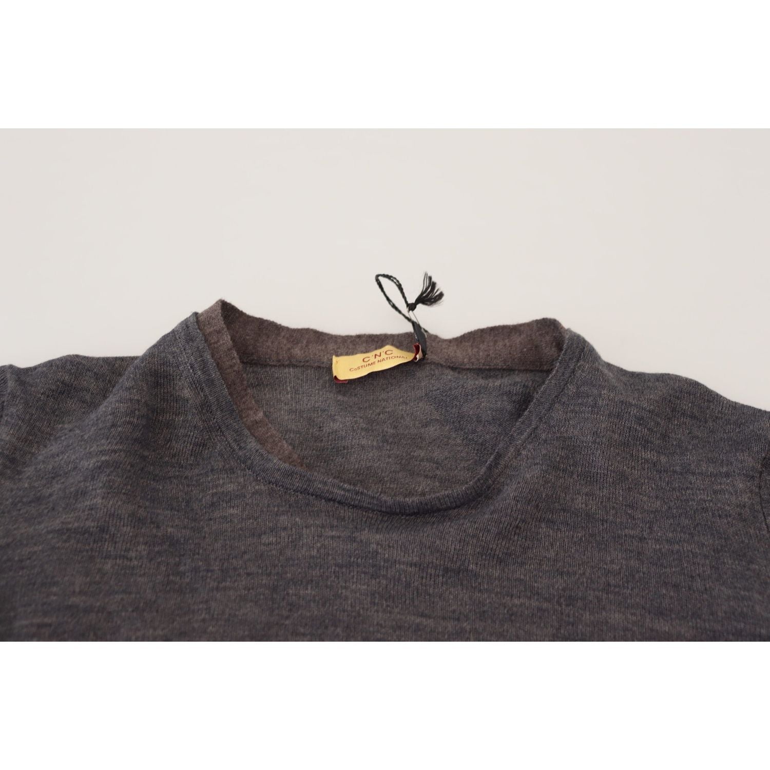 光滑灰色圆领套头衫