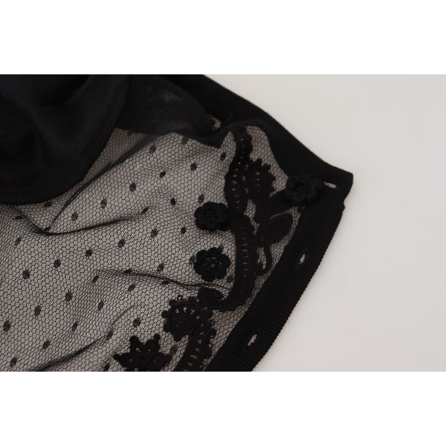 سترة كارديجان أنيقة من الدانتيل باللون الأسود مزينة بالزهور من دولتشي آند غابانا
