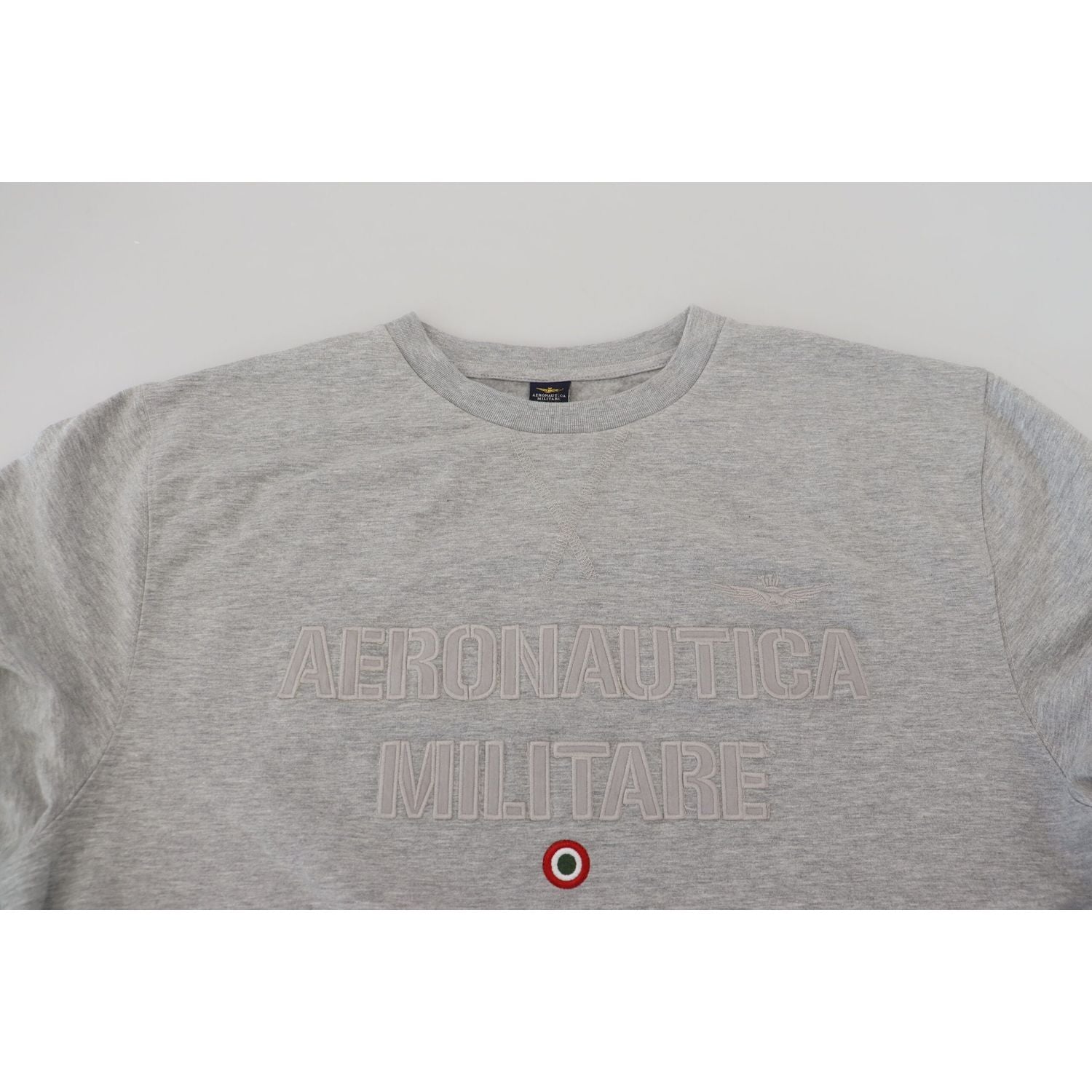 优雅的灰色套衫