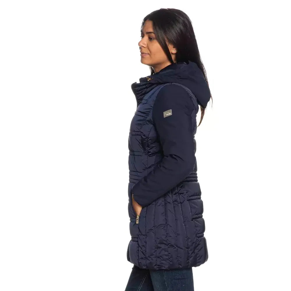 Front view with bag zipped and handles upright.