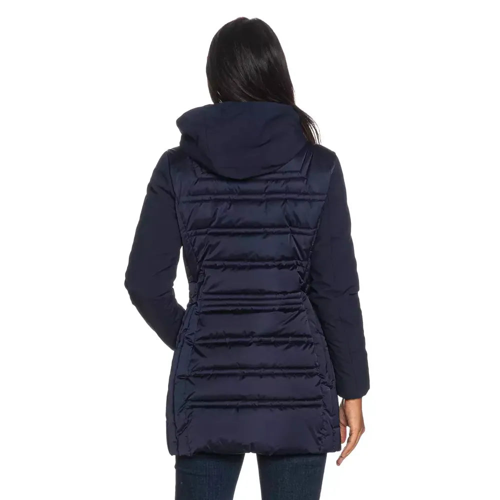 Front view with bag zipped and handles upright.