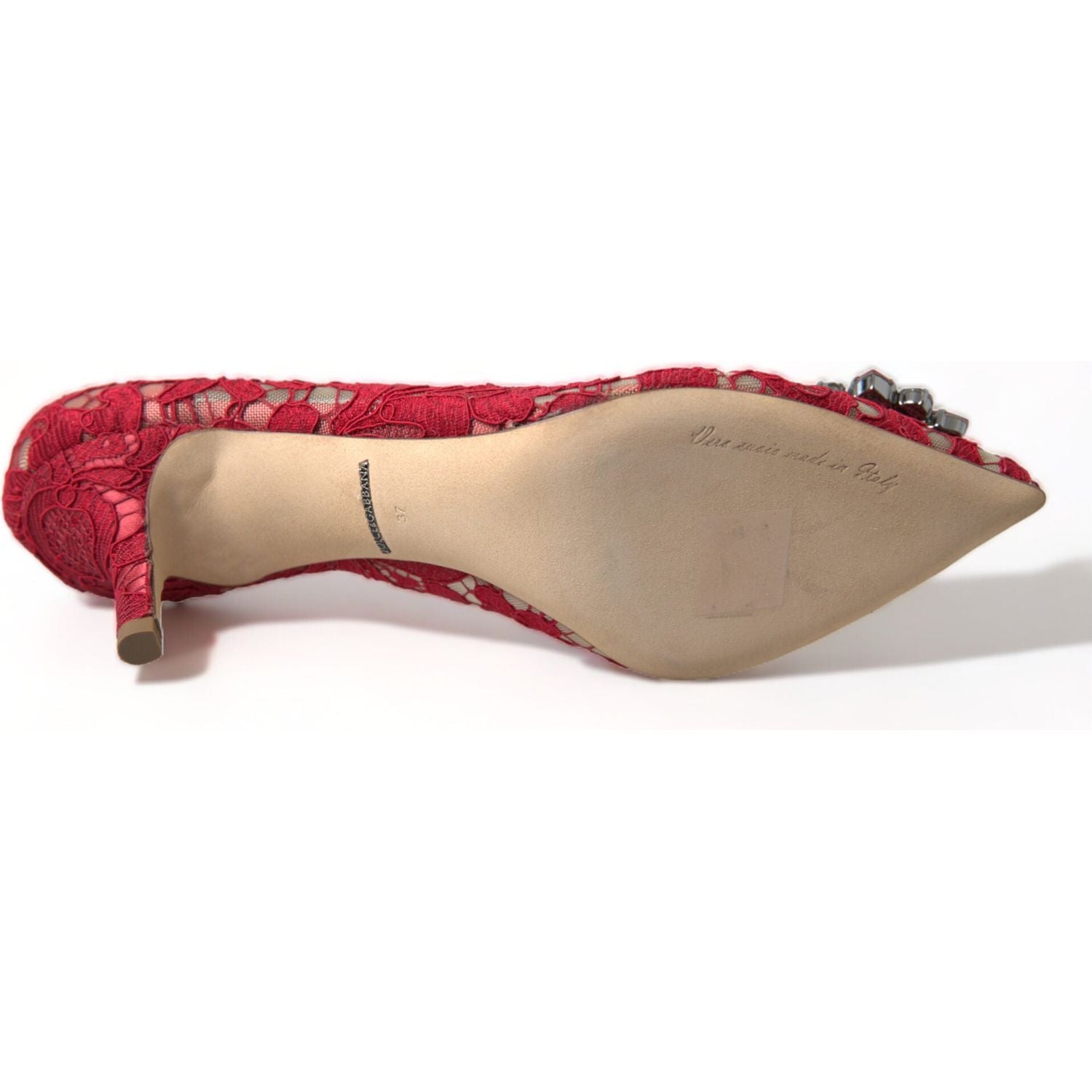 镶有水晶的亮红色蕾丝高跟鞋