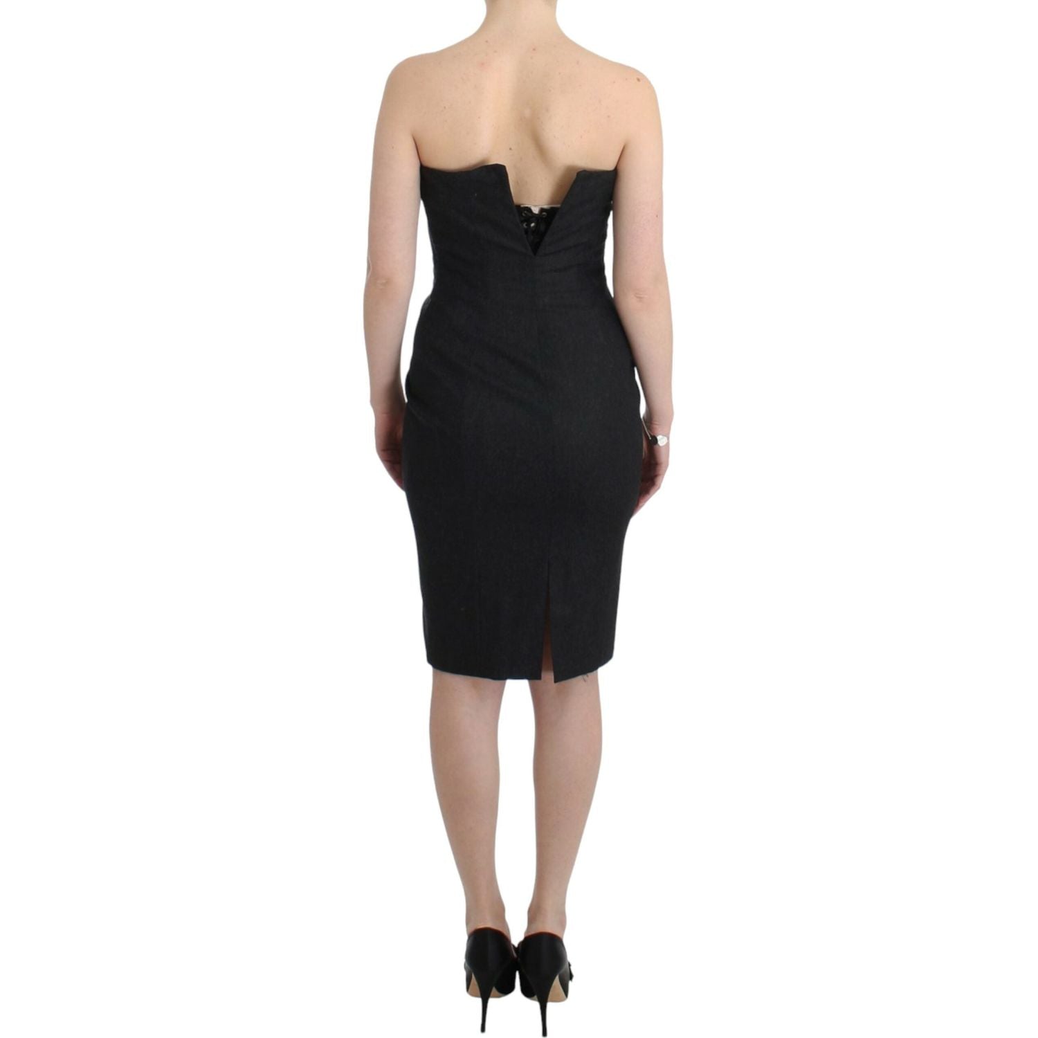 优雅的灰色露肩连衣裙，带有金色点缀