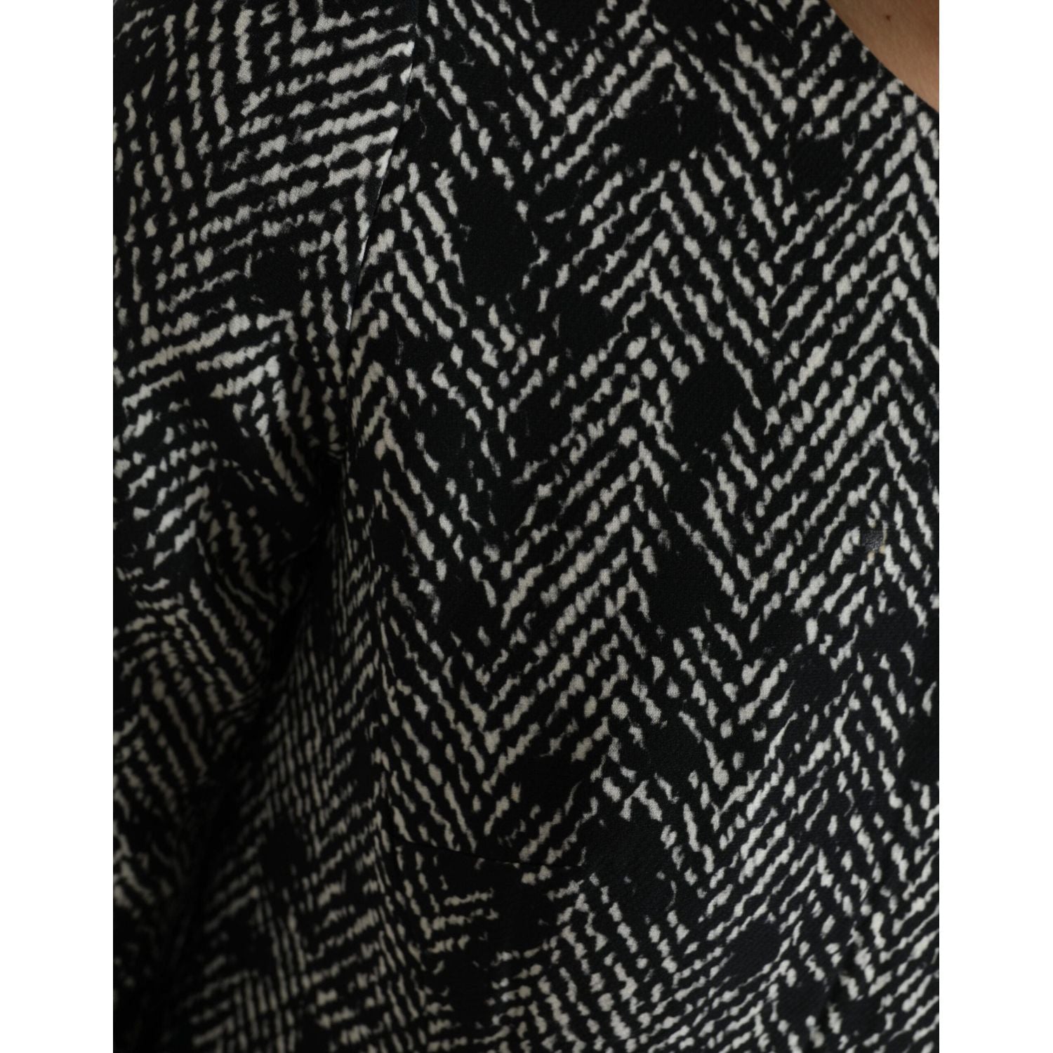 优雅 V 形直筒迷你连衣裙