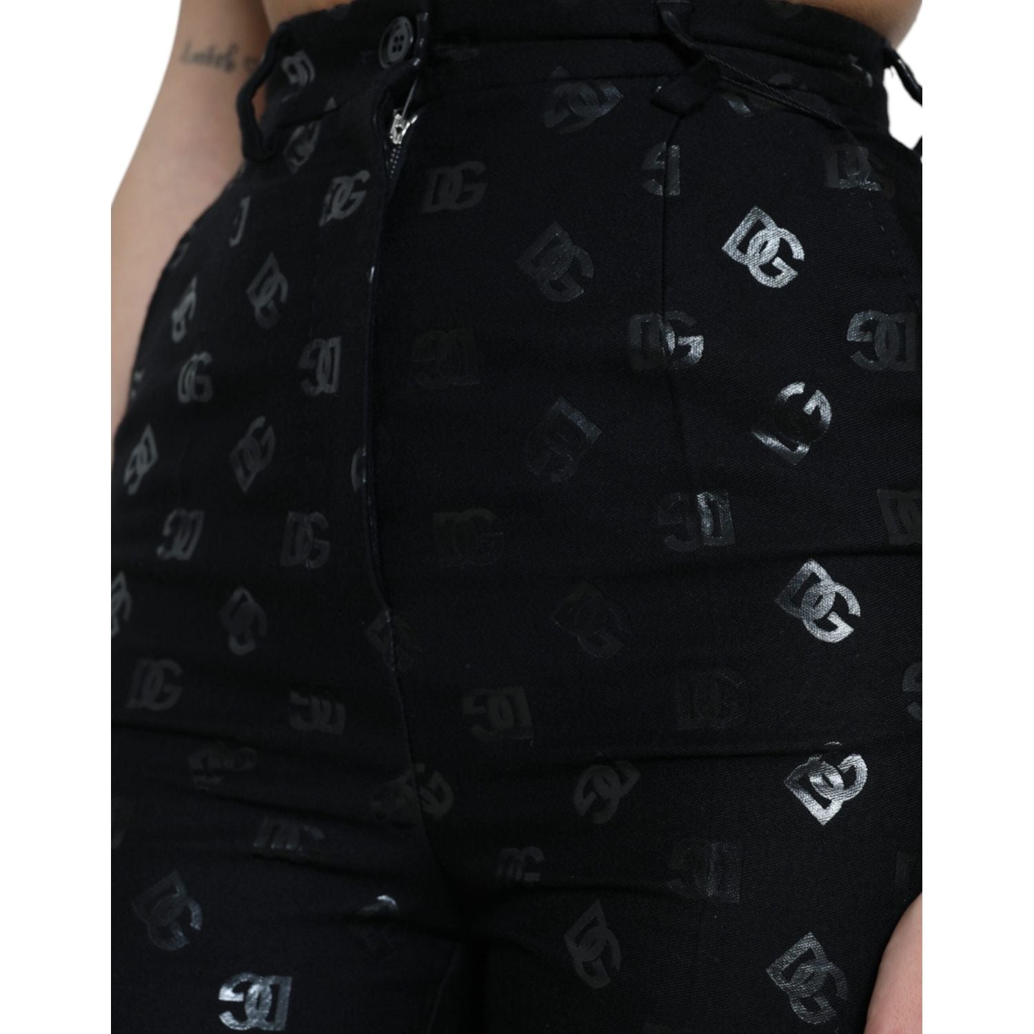 بنطلون دولتشي آند غابانا الأنيق المستقيم ذو الخصر العالي مع طباعة الشعار