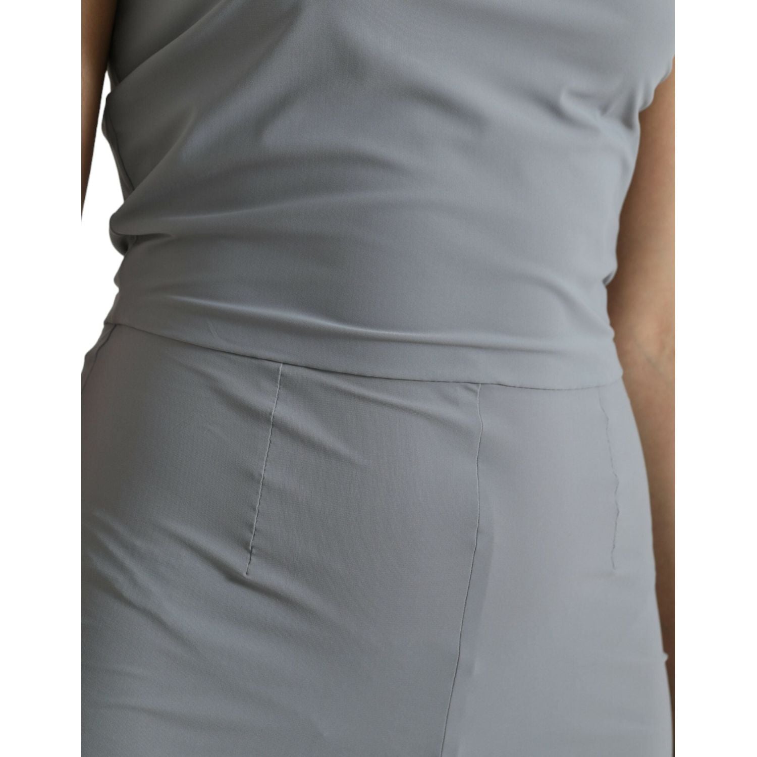 别致的露肩紧身连衣裤