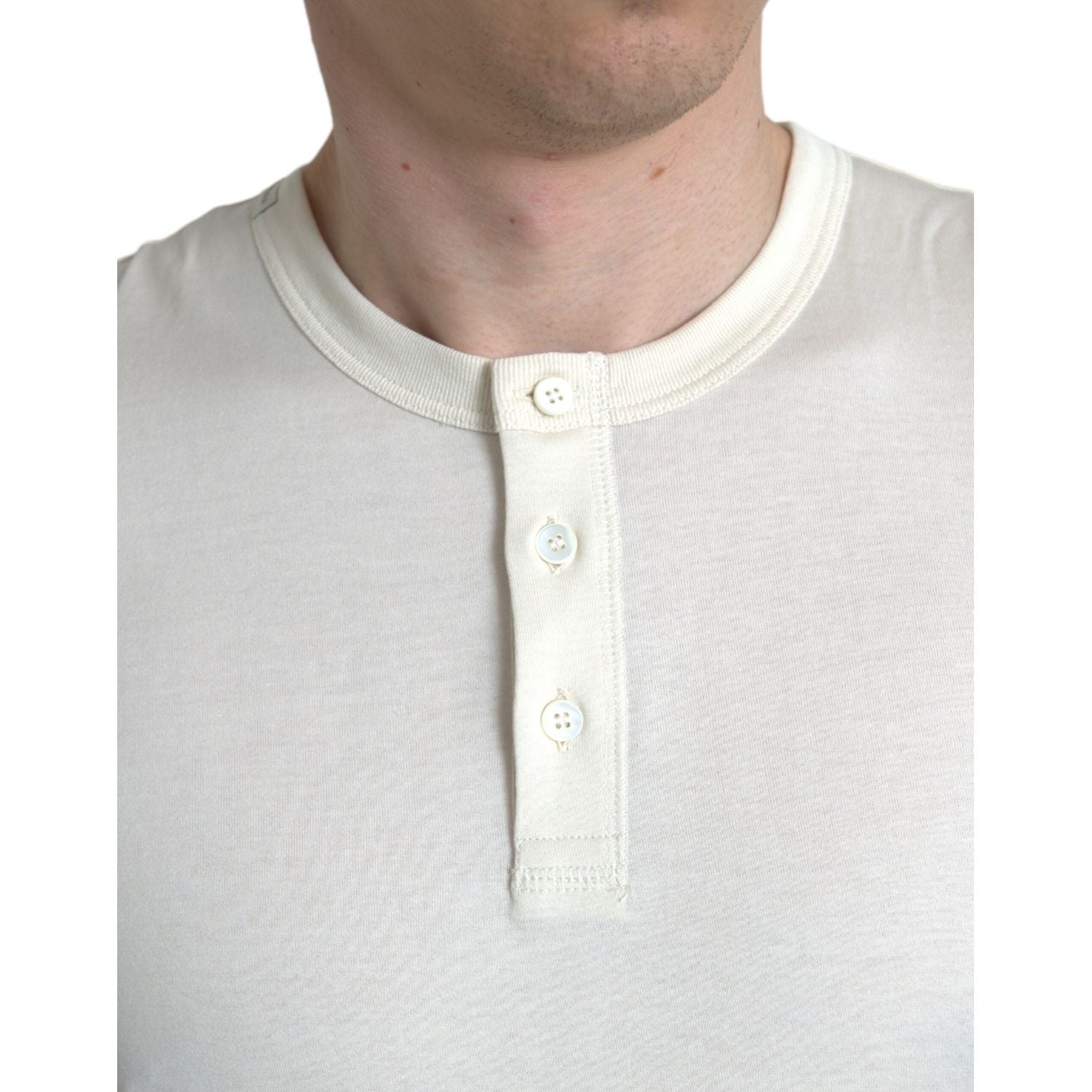 优雅的米白色棉质毛衣