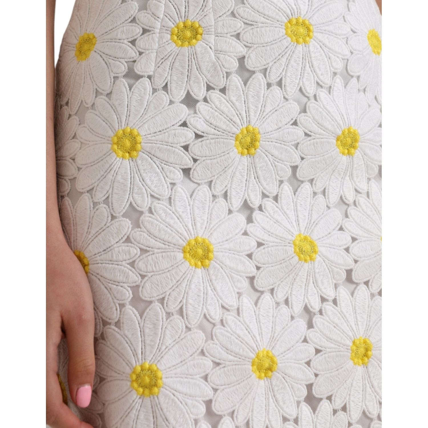 تنورة دولتشي آند غابانا ذات قصة مستقيمة من الدانتيل باللون الأبيض