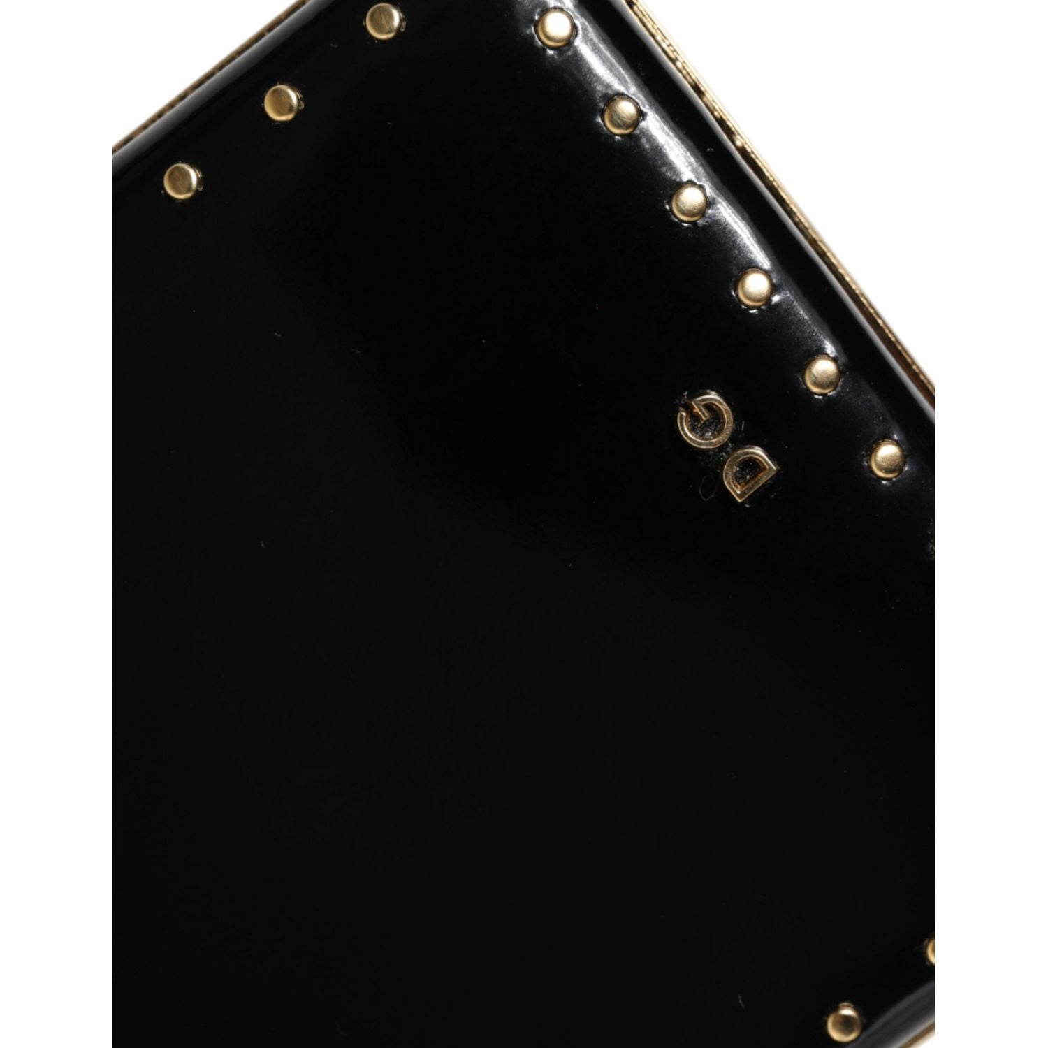 حقيبة كلاتش سهرة من دولتشي آند غابانا مصنوعة من الجلد الأسود ومزينة بمسامير ذهبية