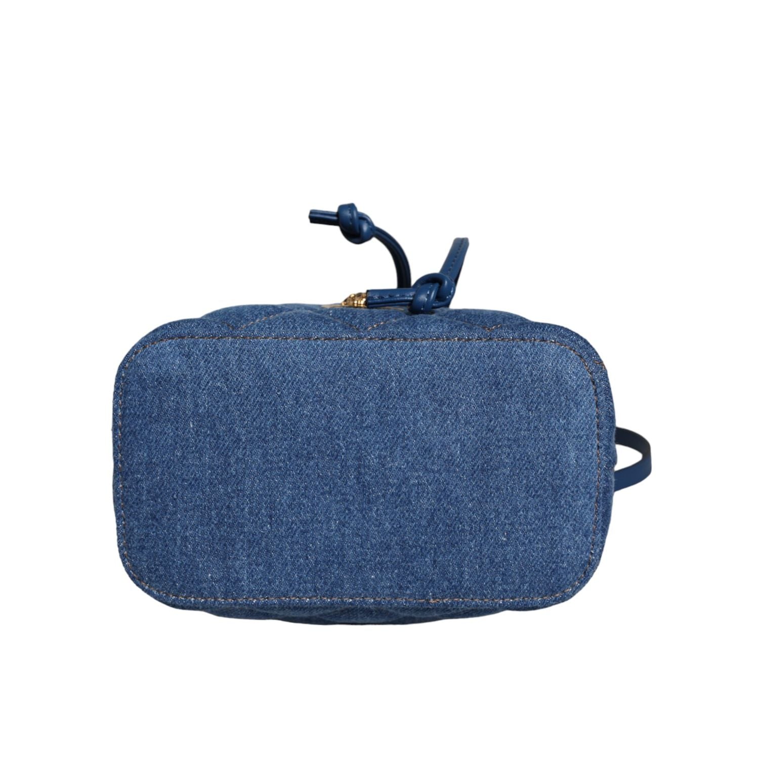 Front view with bag zipped and handles upright.