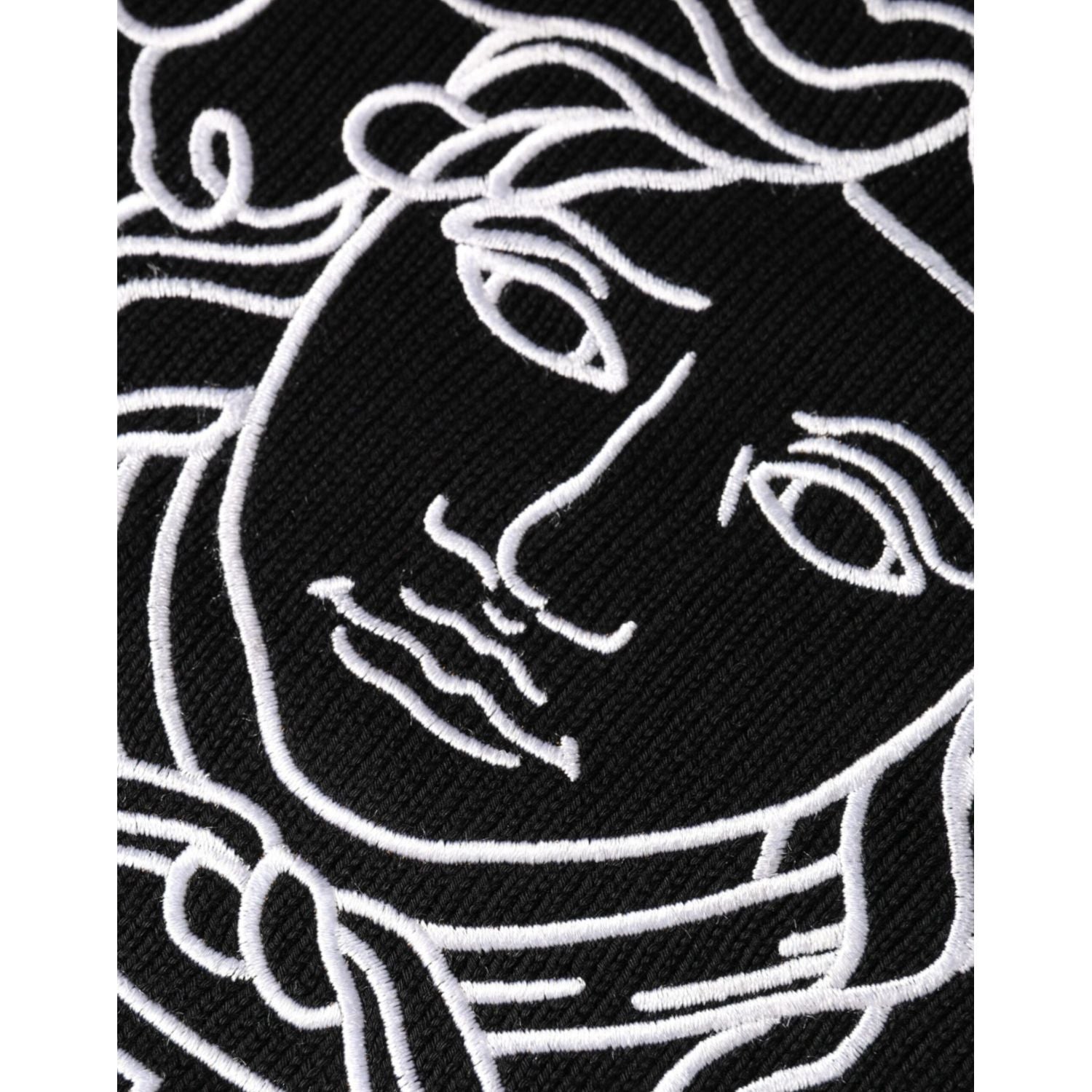 سترة فيرساتشي سوداء مطرزة بشعار ميدوسا وياقة دائرية