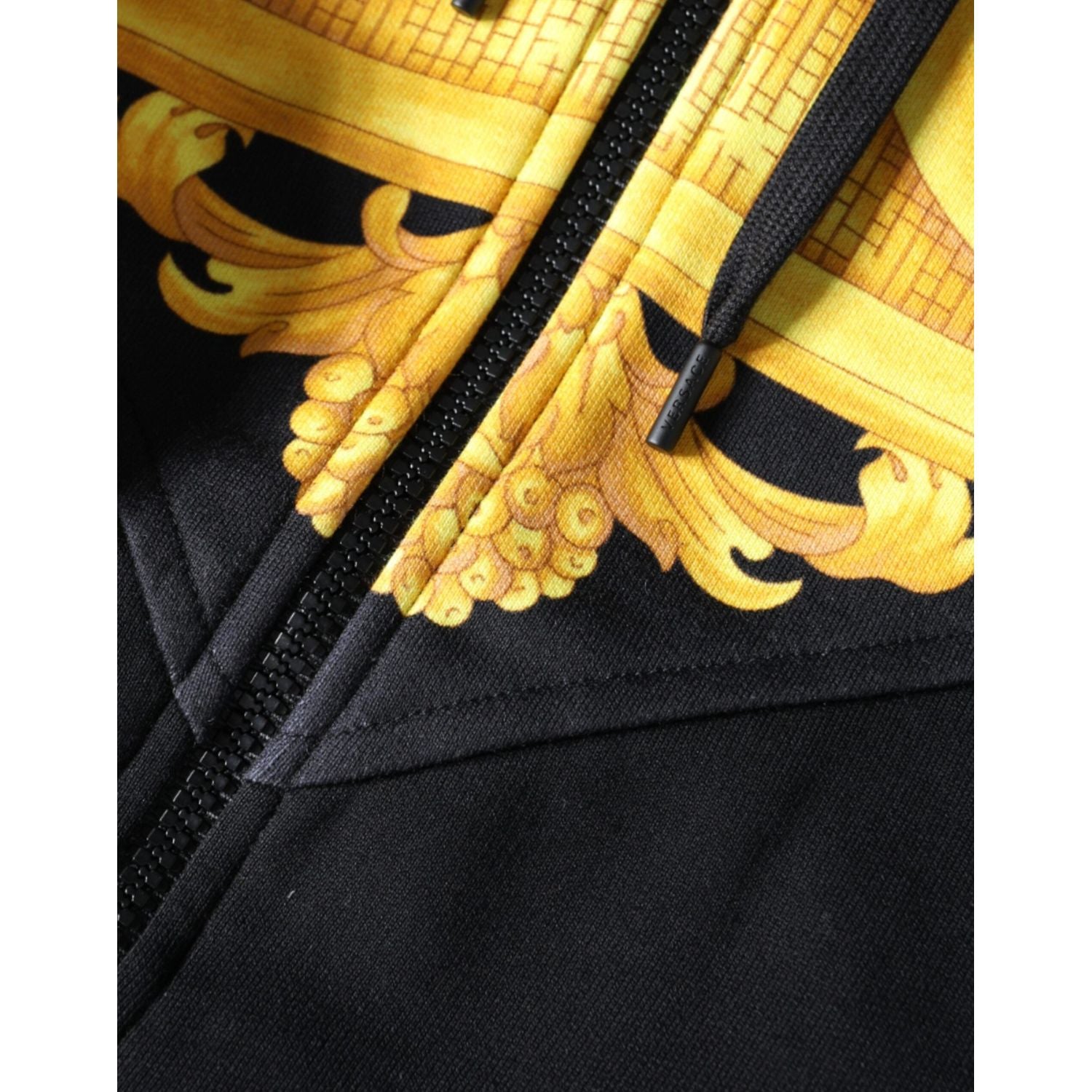 سويت شيرت بغطاء رأس وسحّاب كامل من القطن بطبعة ميدوسا باللون الأسود من فيرساتشي