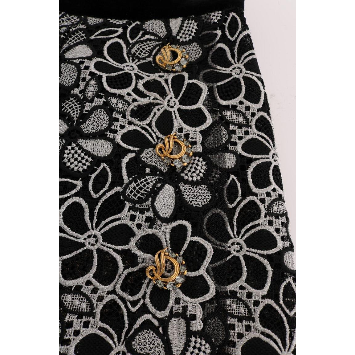 تنورة قصيرة أنيقة من الدانتيل مع تفاصيل كريستال من دولتشي آند غابانا