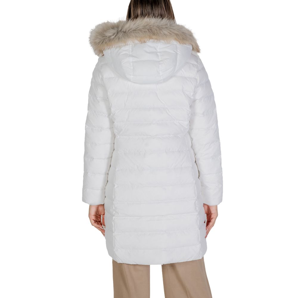 Front view with bag zipped and handles upright.