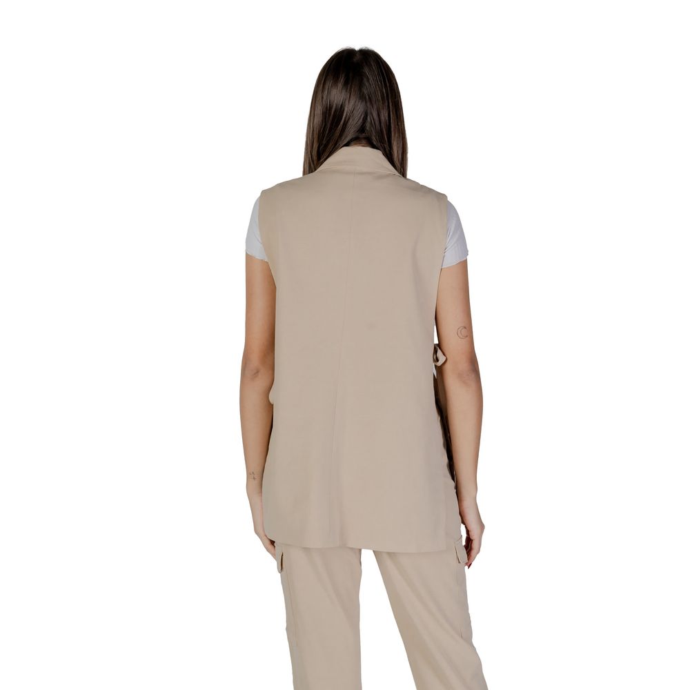 Front view with bag zipped and handles upright.