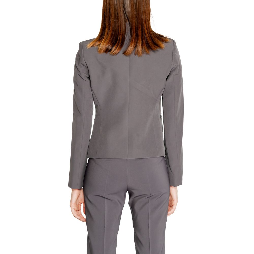 Front view with bag zipped and handles upright.