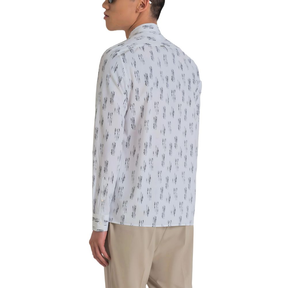 Front view with bag zipped and handles upright.