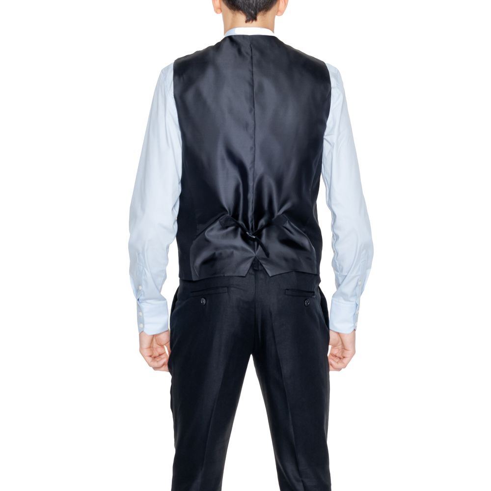 Front view with bag zipped and handles upright.