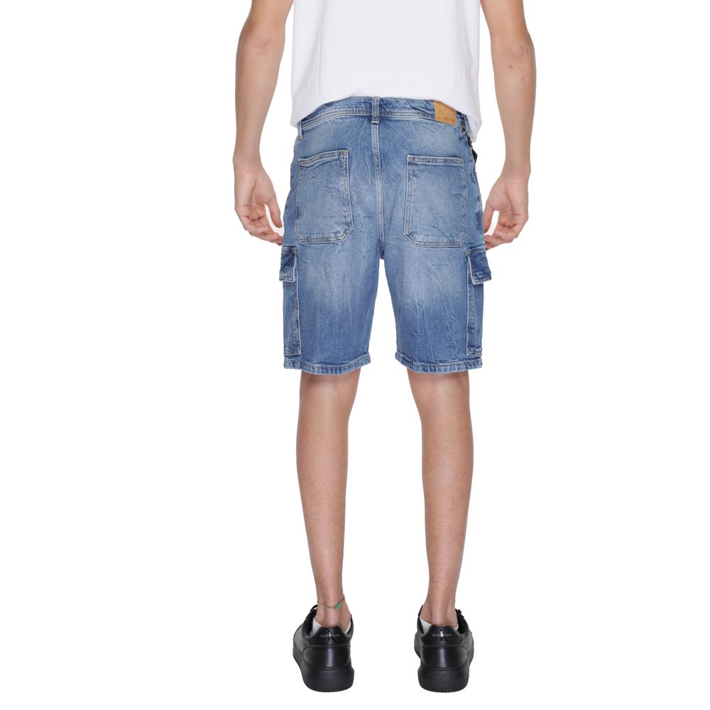 Front view with bag zipped and handles upright.