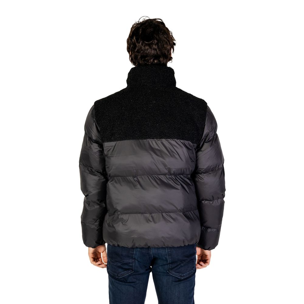 Front view with bag zipped and handles upright.