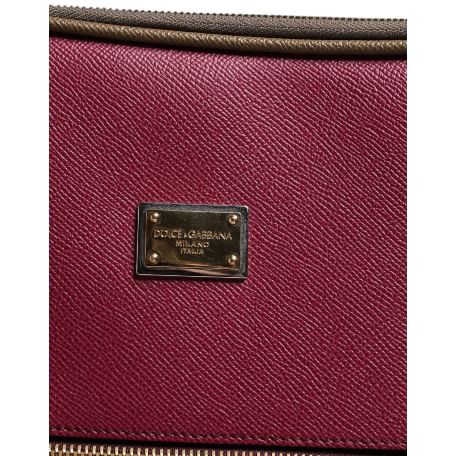 Front view with bag zipped and handles upright.