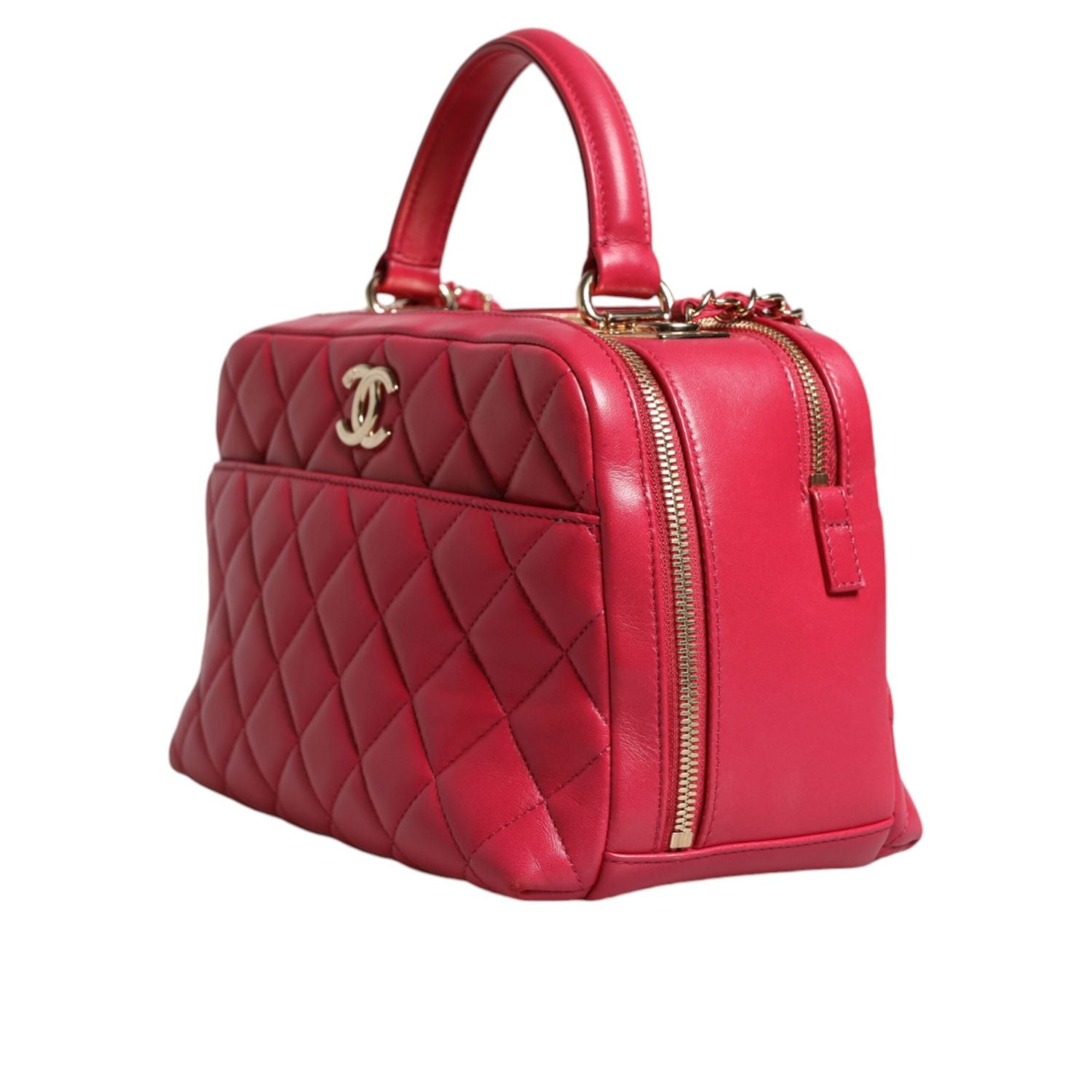 Front view with bag zipped and handles upright.