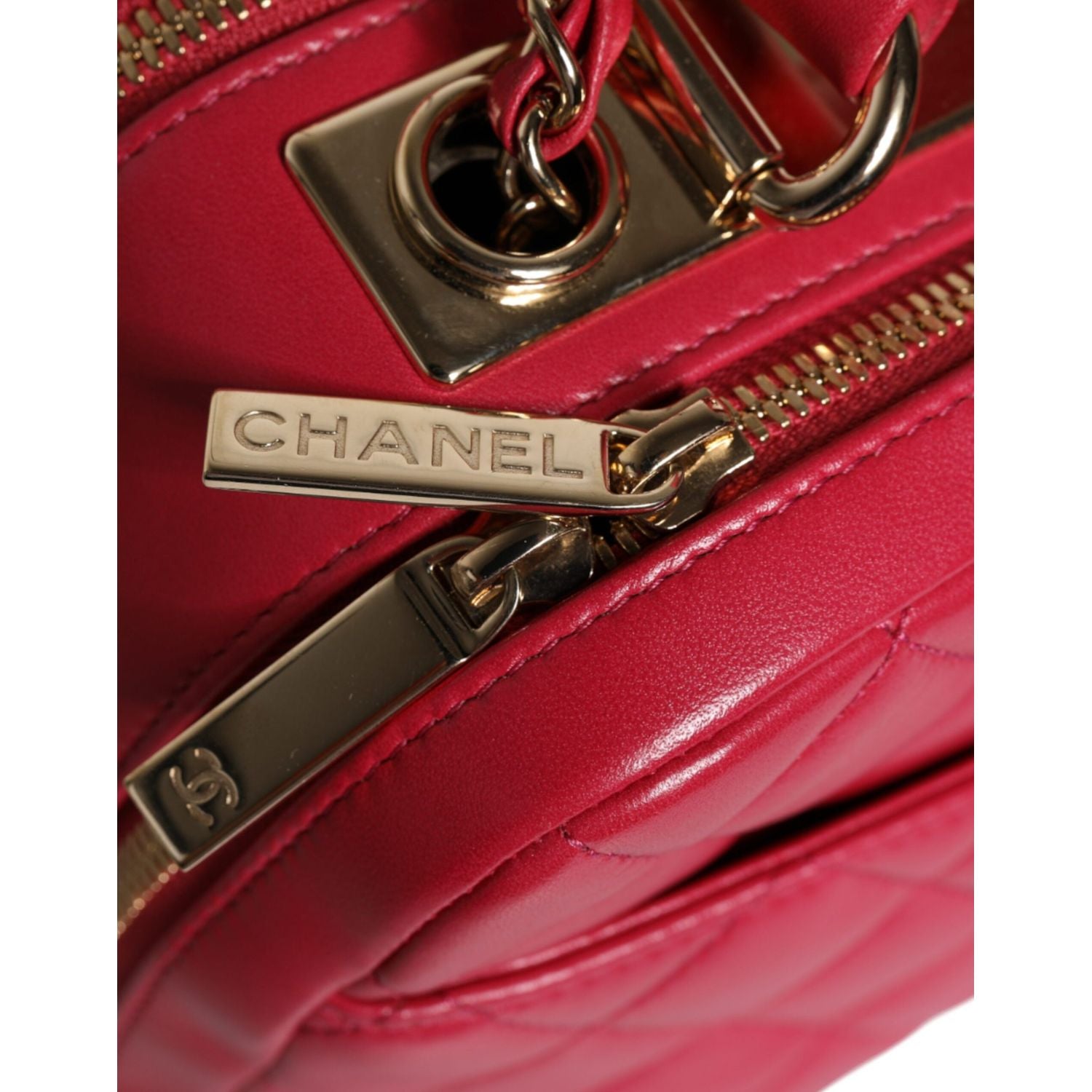 Front view with bag zipped and handles upright.