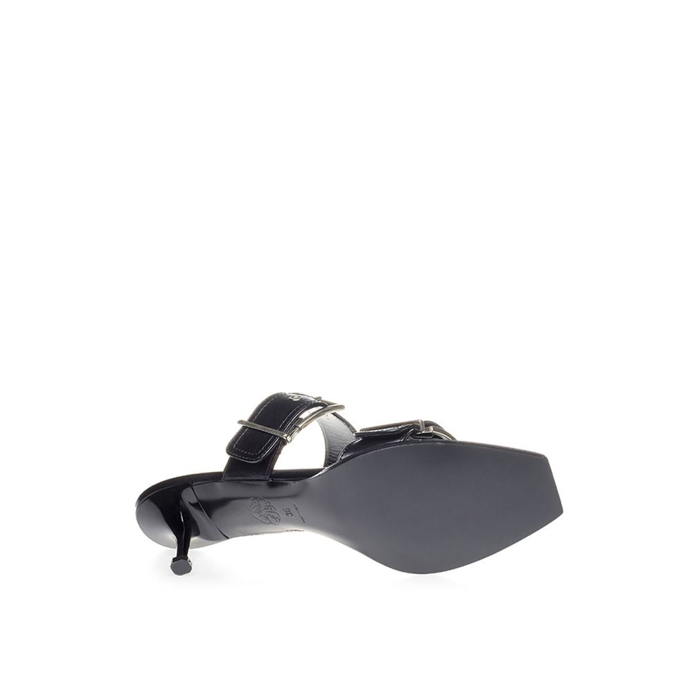 穿上永恒的黑色皮革凉鞋，提升你的步伐