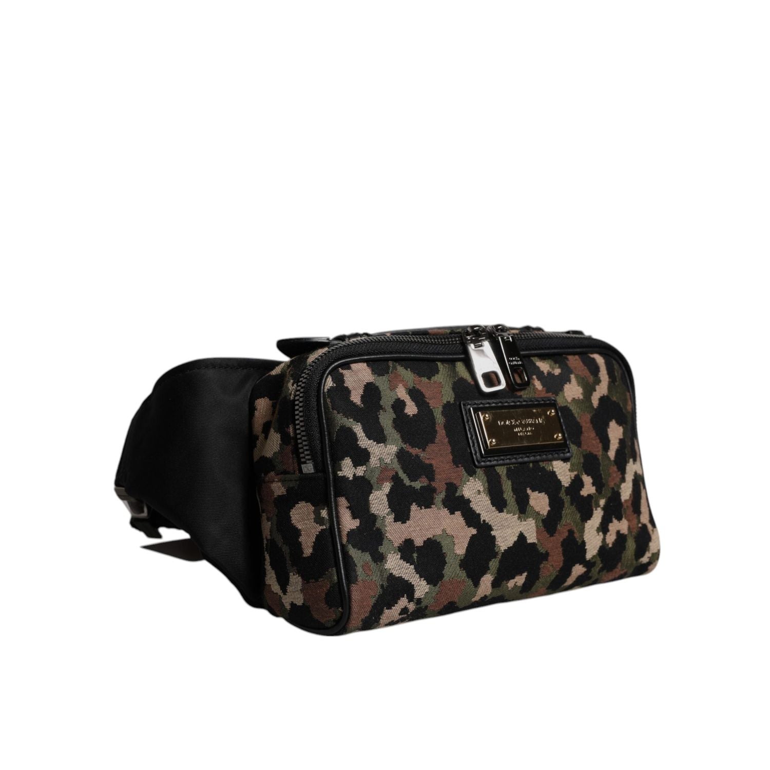 Front view with bag zipped and handles upright.