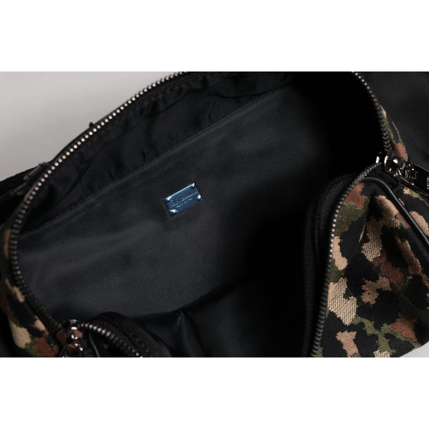 Front view with bag zipped and handles upright.