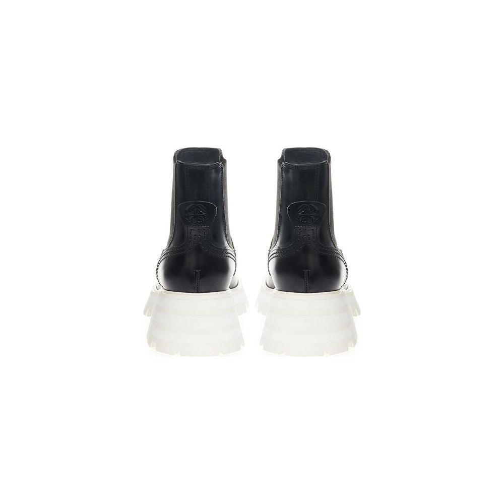 حذاء أنيق من الجلد باللون الأسود الخالد من ألكسندر ماكوين