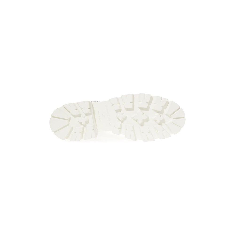 Alexander McQueen Elegant Leather Boots in Timeless Black