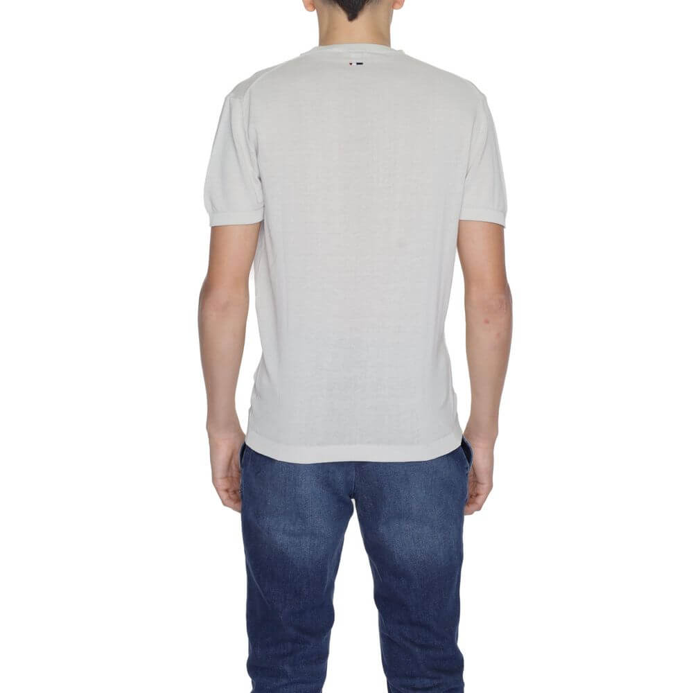 Front view with bag zipped and handles upright.