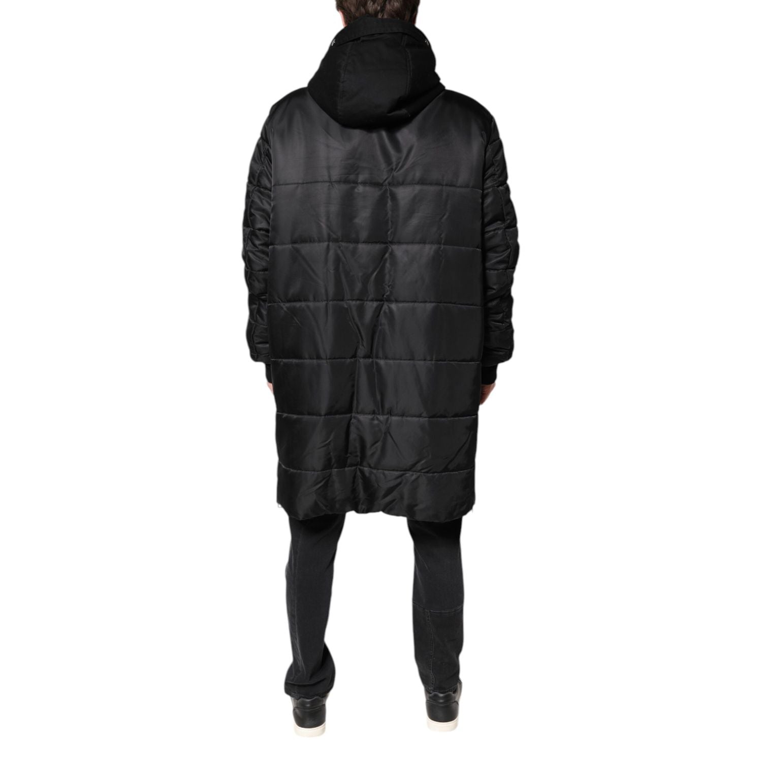 Front view with bag zipped and handles upright.